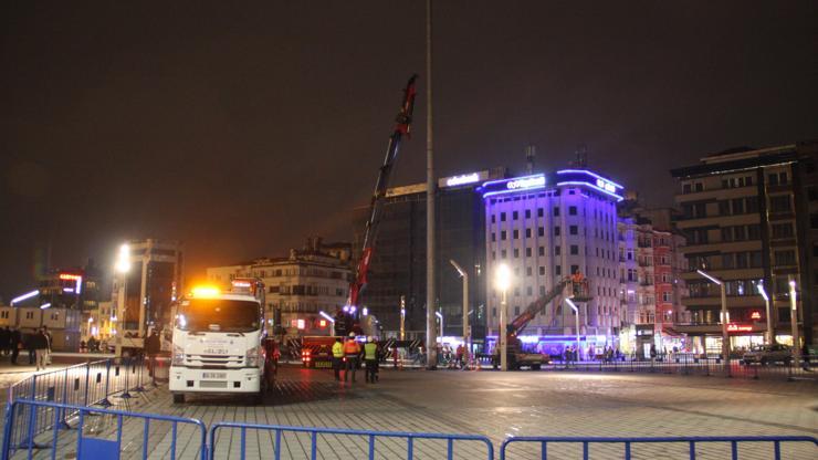 Taksim Meydanındaki dev aydınlatma direkleri kaldırıldı