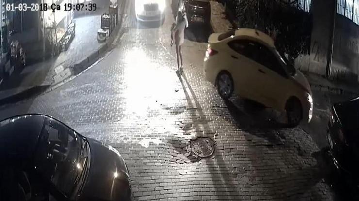 İstanbulda taksici zorbalığı: Bebekli kadına çarptı, inip hakaret ve tehdit etti