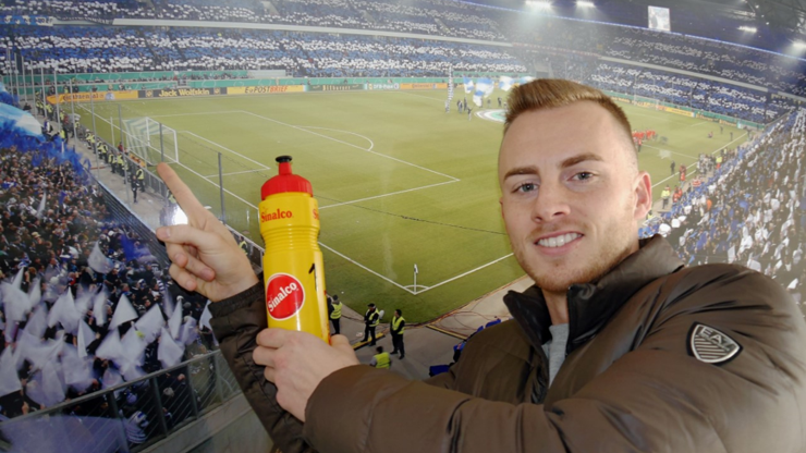 Su içerken gol yiyen Duisburg kalecisi krizi fırsata dönüştürdü