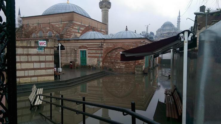 Tarihi caminin bahçesini su bastı