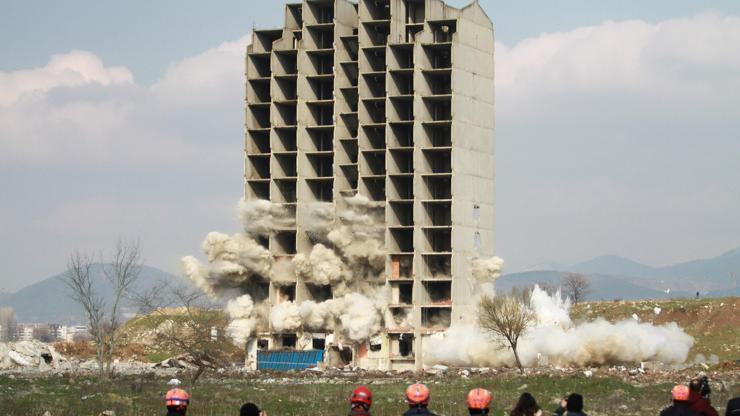 13 katlı bina 300 kilo dinamitle iki kez patlatıldı, yıkılmadı