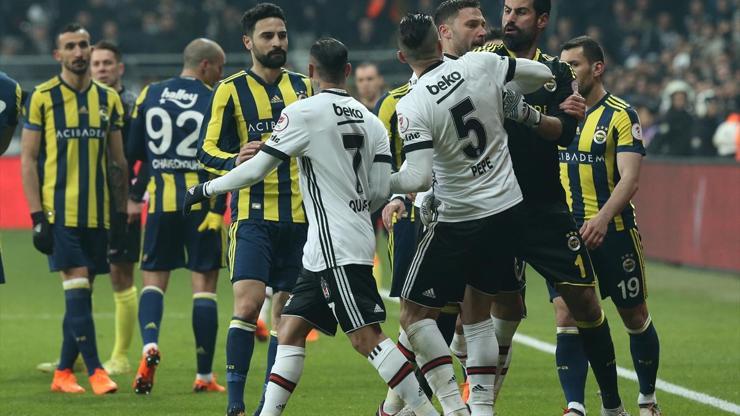 Beşiktaş - Fenerbahçe maçında ortalık karıştı