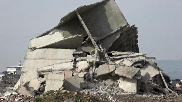 300 kilo dinamit ile yıkılamayan bina kendiliğinden yıkıldı