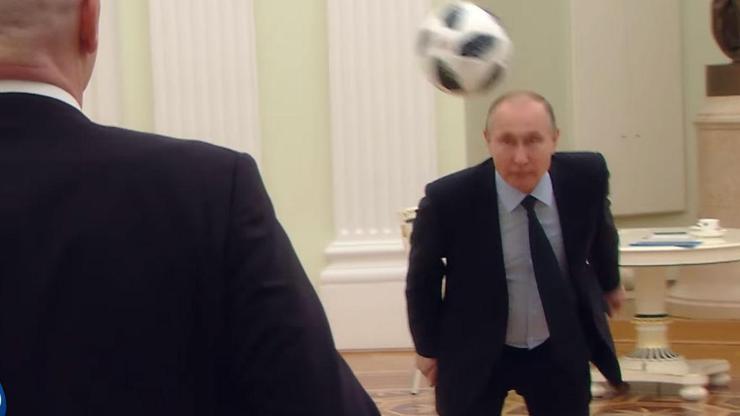 Putin Kremlinin misafir odasında top oynadı