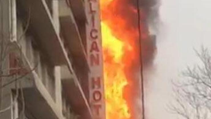 İzmirde otel yangını: Alevlerden kurtulmak için pencereden atladılar