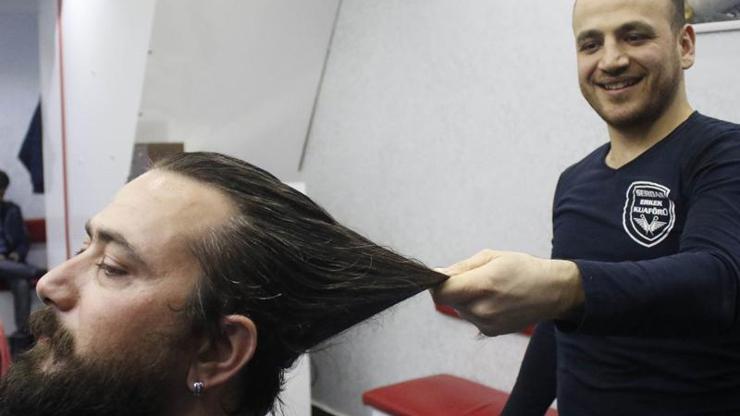 Gazeteci, 10 yıldır uzattığı saçlarını lösemi tedavisi gören çocuklara bağışladı