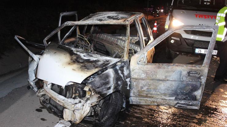 Trafik kazası sonrası araç alev alev yandı, bir aile son anda kurtuldu
