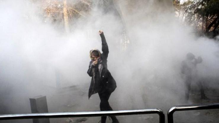 İranda 8 Martta kadınlara polis müdahalesi: Gözaltılar var