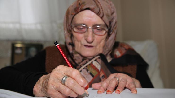 87 yaşındaki kadının okuma yazma azmi
