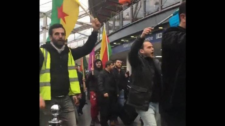 Terör örgütü PKK yandaşları İngilterede tren istasyonunu işgal etti