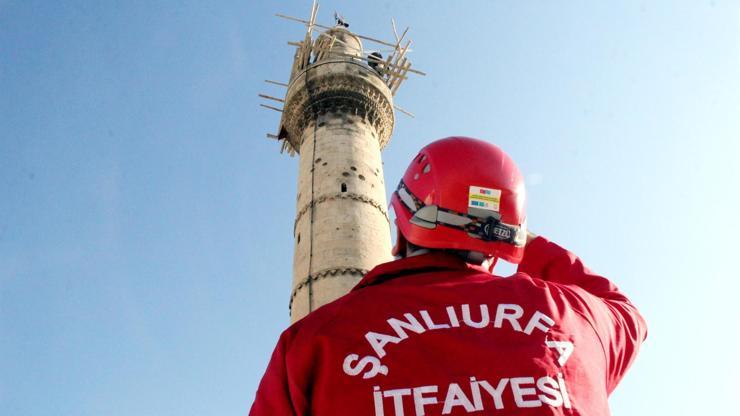 Minare alemine ayağı takılan atmacayı kurtarma operasyonu