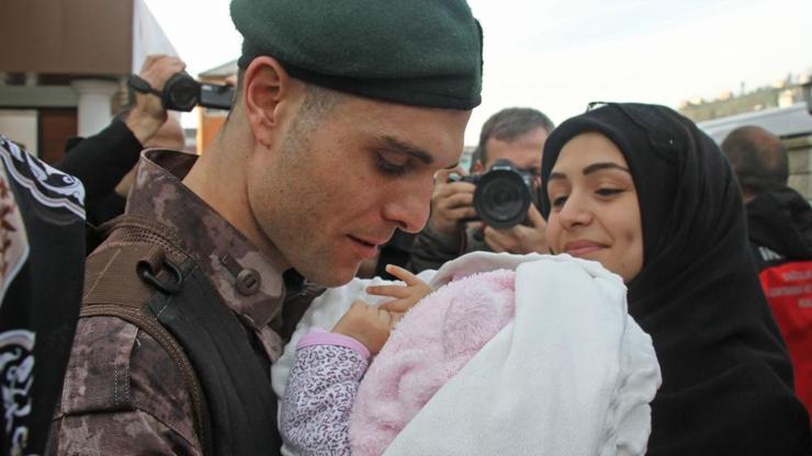 Yeni doğan bebeğini öperek Afrin için yola çıktı
