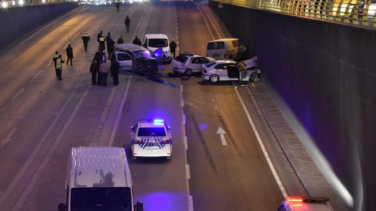 Alkollü sürücü zincirleme kazaya yol açtı: 3ü polis 7 kişi yaralandı