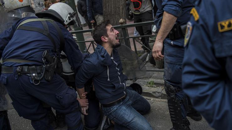 Evleri haczedilenler protesto sırasında polisle çatıştı