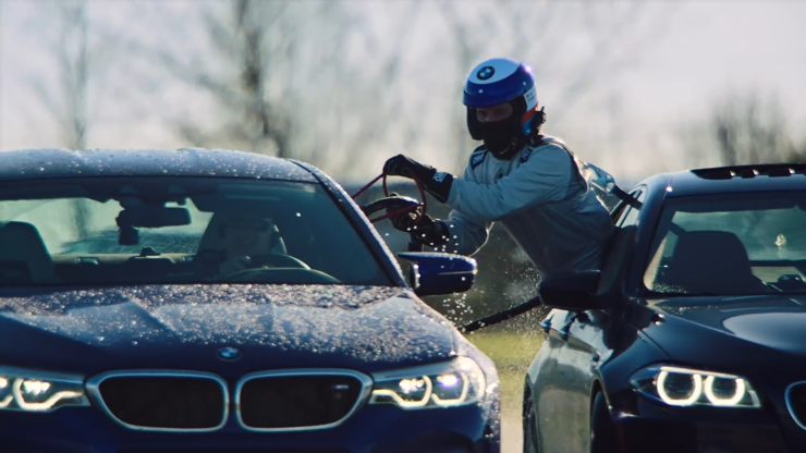 BMW M5 araçtan araca yakıt ikmali yaparak drift rekorunu kırdı