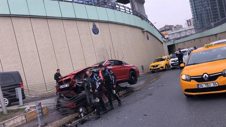 Beşiktaşta bir otomobil bariyerlerde asılı kaldı