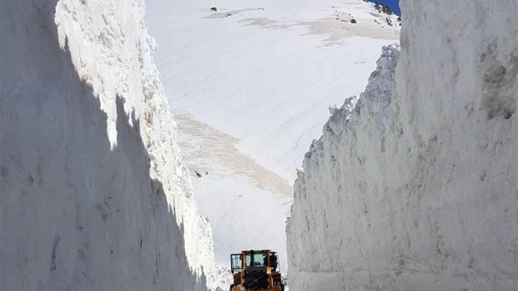 Hakkaride askeri üs bölgelerine giden yolları 5 metre kar kapladı