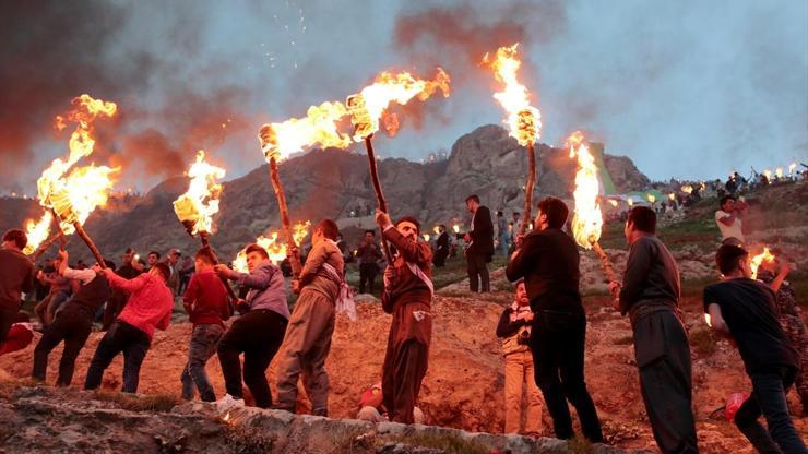 Iraktaki Nevruz kutlamalarında onlarca kişi Akre Tepesine çıktı