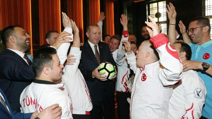 Cumhurbaşkanı Erdoğan Beştepe koridorlarında futbol oynadı