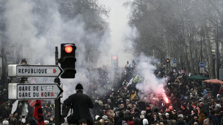 Fransa sokakları savaş alanına döndü, 500 bin kişi sokağa çıktı