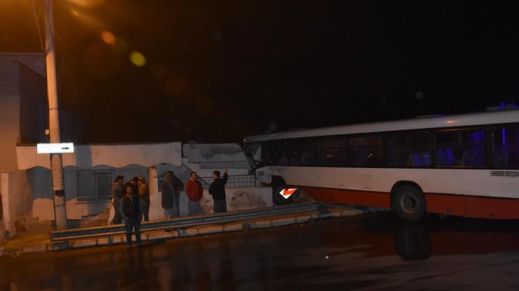 Kontrolden çıkan otobüs eve girdi