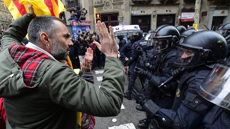 Puigdemont gözaltına alındı on binlerce Katalan İspanya sokaklarına döküldü