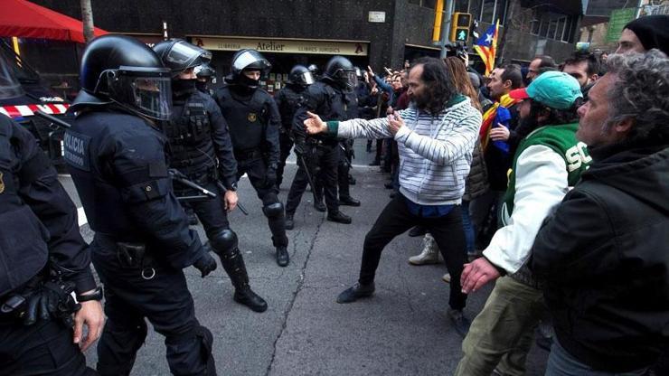 Katalanlar sokağa döküldü, polisle çatıştı