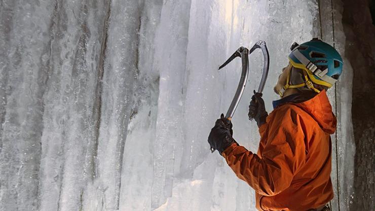 5 Instagram fenomeni Erzurumda donmuş şelaleye tırmandı
