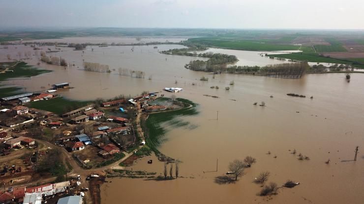 Edirneyi yağmur vurdu: Binlerce dönüm ekili arazi sular altında