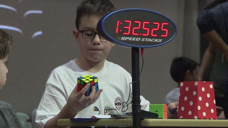 Rubik küp yarışmasına büyük ilgi