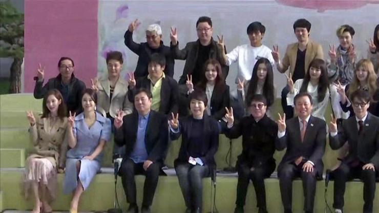 Güney Koreli 150 pop yıldızı Kuzey Koreye gitti