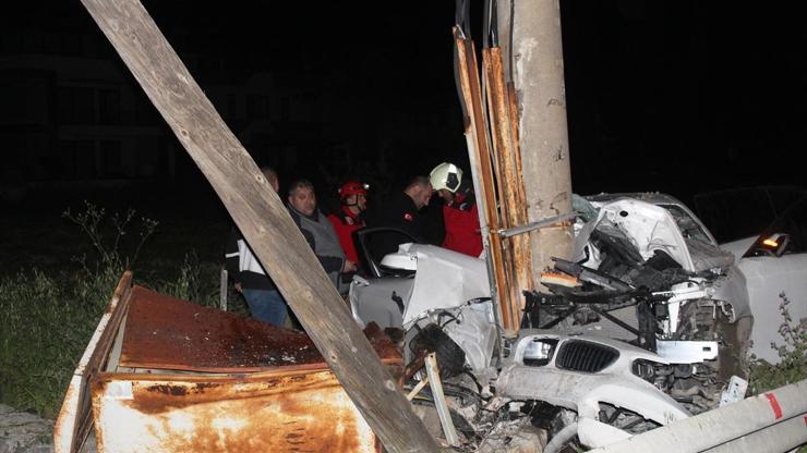 Ayvalıkta korkunç kaza: Beton direğe çarpan araçta 3 genç öldü
