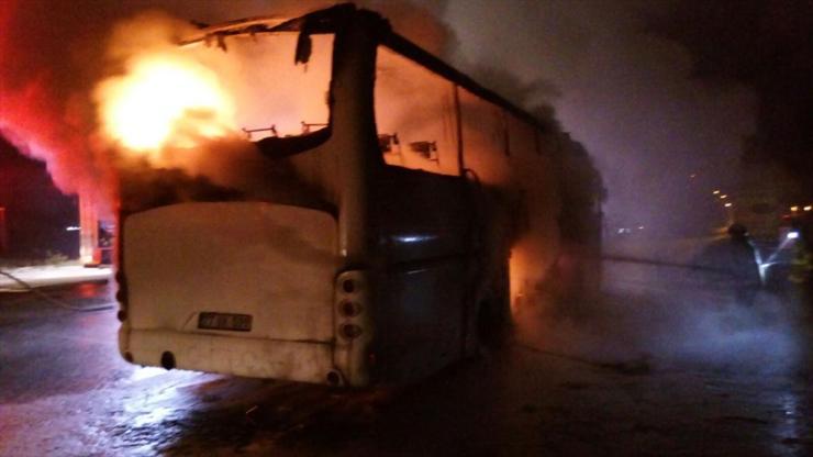 Son Dakika... Tur otobüsü seyir halindeyken alev alev yandı