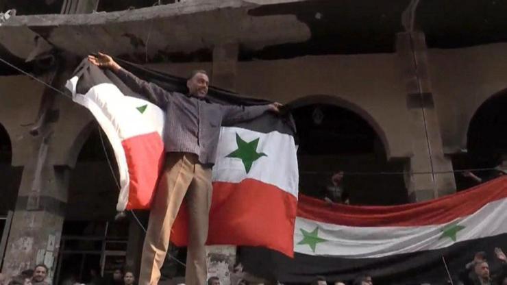 Dumada kalan siviller rejim bayrağı açıp kutlama yaptı