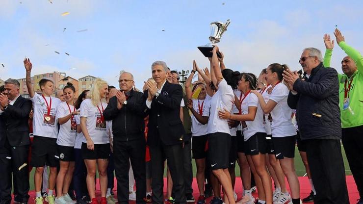 Ataşehir Belediyespor kupasını aldı