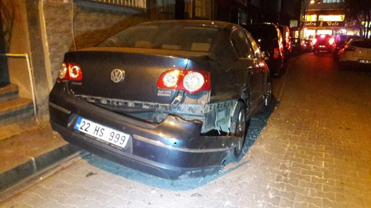 İstanbul Fatihte TIR terörü: Sokağa girip park halindeki 6 araca çarptı
