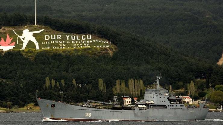 Akdenize giden Rus askeri gemisi Çanakkale Boğazından geçti