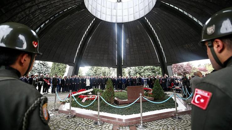 8. Cumhurbaşkanı Turgut Özal mezarı başında anıldı