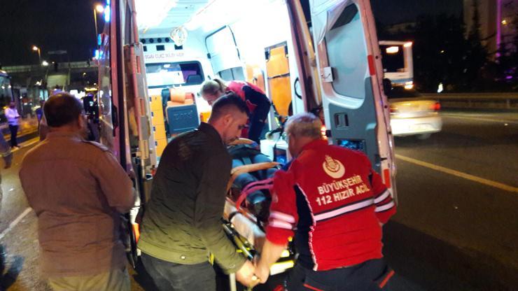 Metrobüs yoluna geçmeye çalışan adam kazaya neden oldu: Yaralılar var