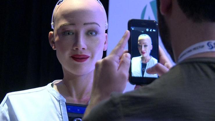 Dünyanın ilk vatandaş robotu Sophia Türkiyede reklam yıldızı olacak