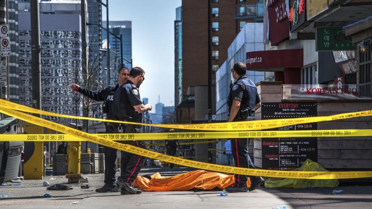Torontoda araç yayaların arasına daldı: İşte olay yerinden ilk fotoğraflar