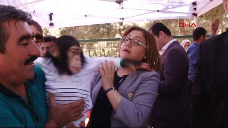 AK Partili Fatma Şahin, şempanze darbelerinden son anda kurtuldu