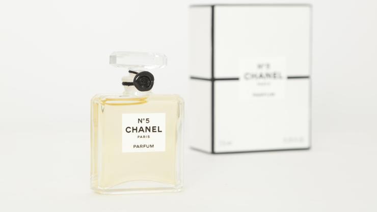 Dünyanın en tanınmış kadın parfümü “Chanel No.5” tarih mi oluyor