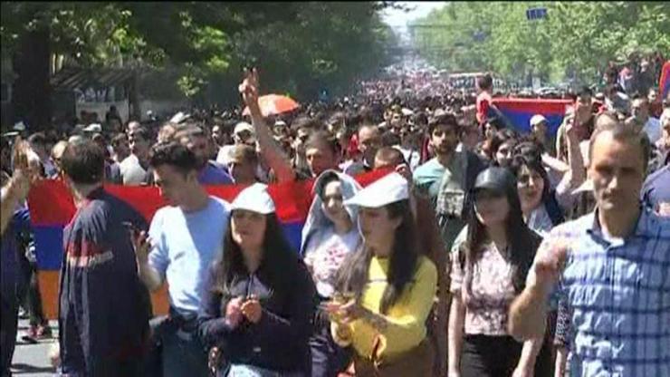 Ermenistanda eylemciler yine sokağa döküldü