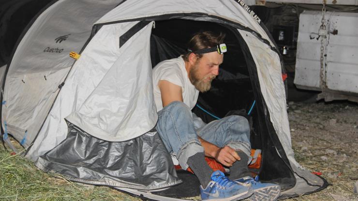 Fransız turist boş arsaya çadır kurdu, mahalle ayağa kalktı