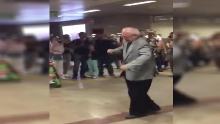 İhtiyar delikanlı metroda dans etti, sosyal medyayı salladı