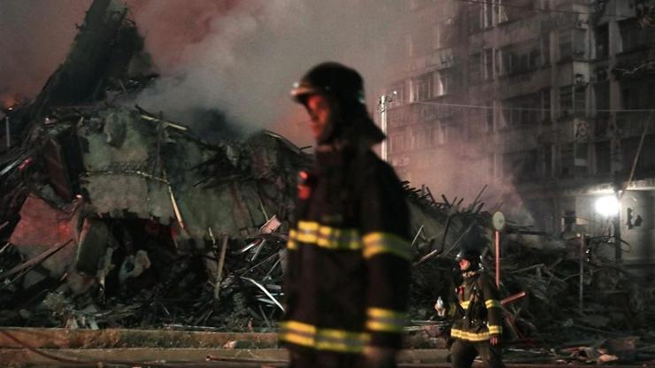 26 katlı bina önce yandı sonra çöktü