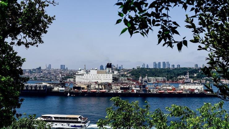 Türk Akımını döşeyen dev gemi İstanbul Boğazından geçti