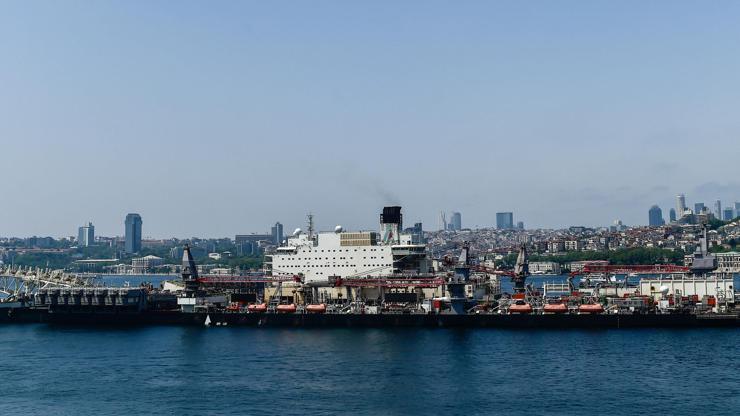 Dev gemi İstanbul Boğazından 5 saatte geçti