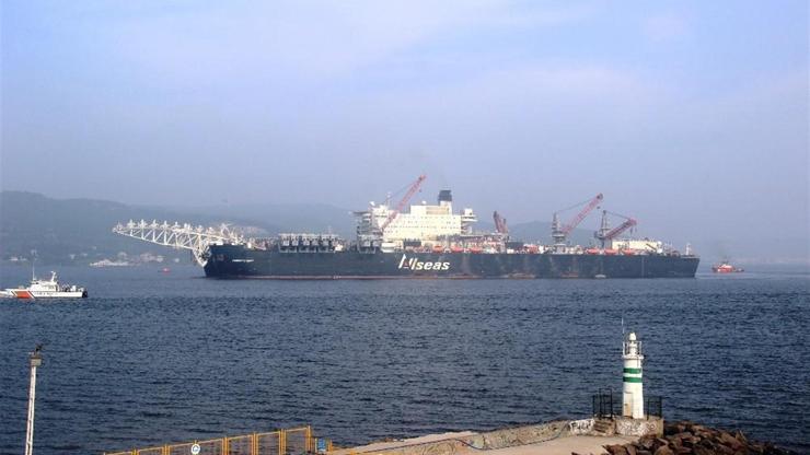 Dünyanın en büyük inşaat gemisi Çanakkale Boğazı’nı da geçti